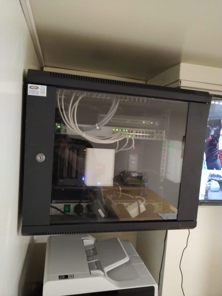 Baie informatique et câblage réseau — locaux professionnels